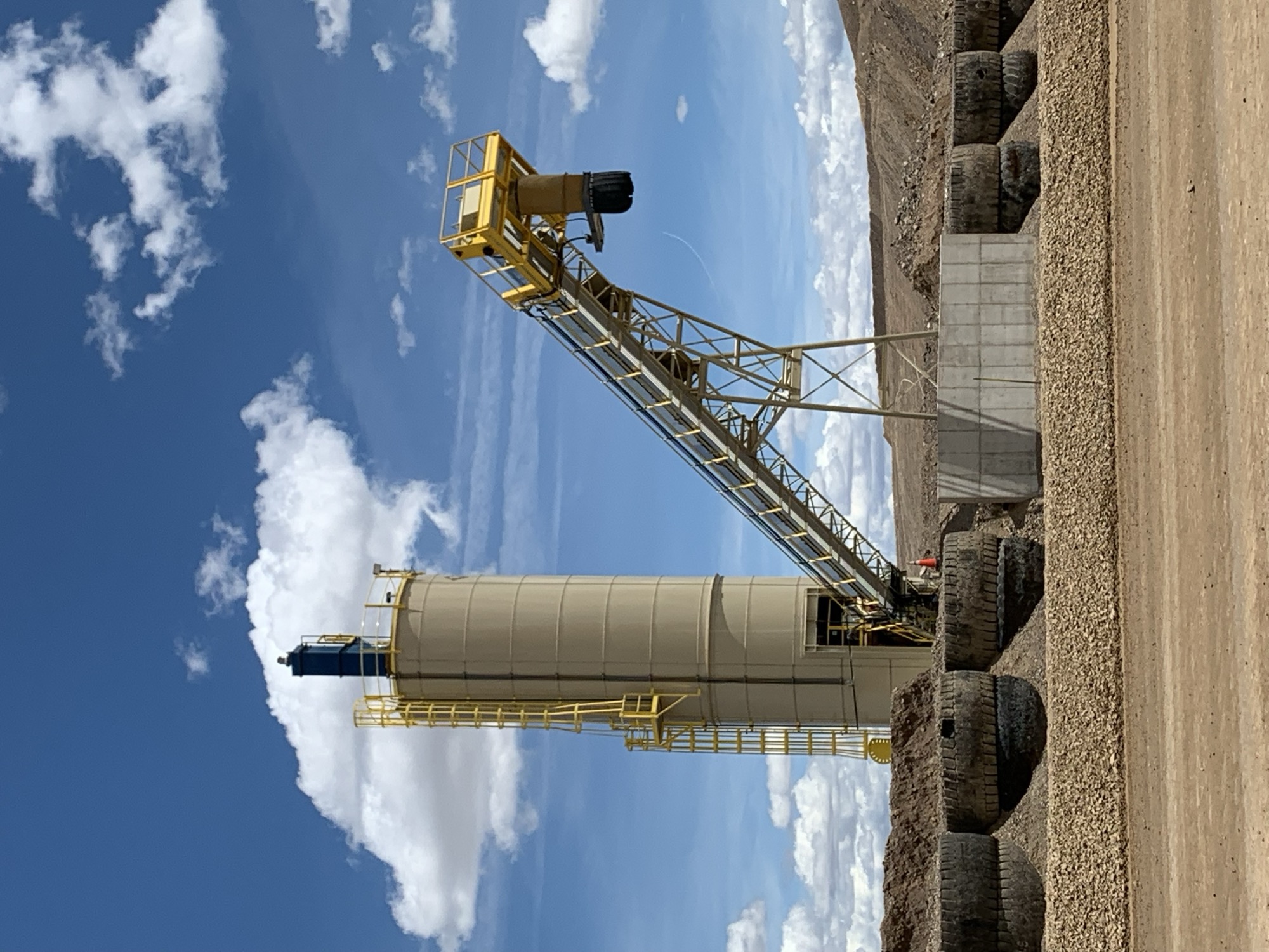 Loss-in-weight, weigh belt and vibratory feeders with load cells and PLC controls for precise dosing and batching