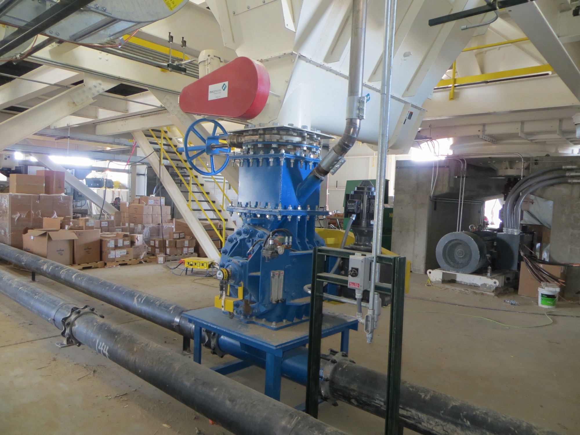 Dense- and dilute-phase pneumatic conveying system transporting powders and pellets