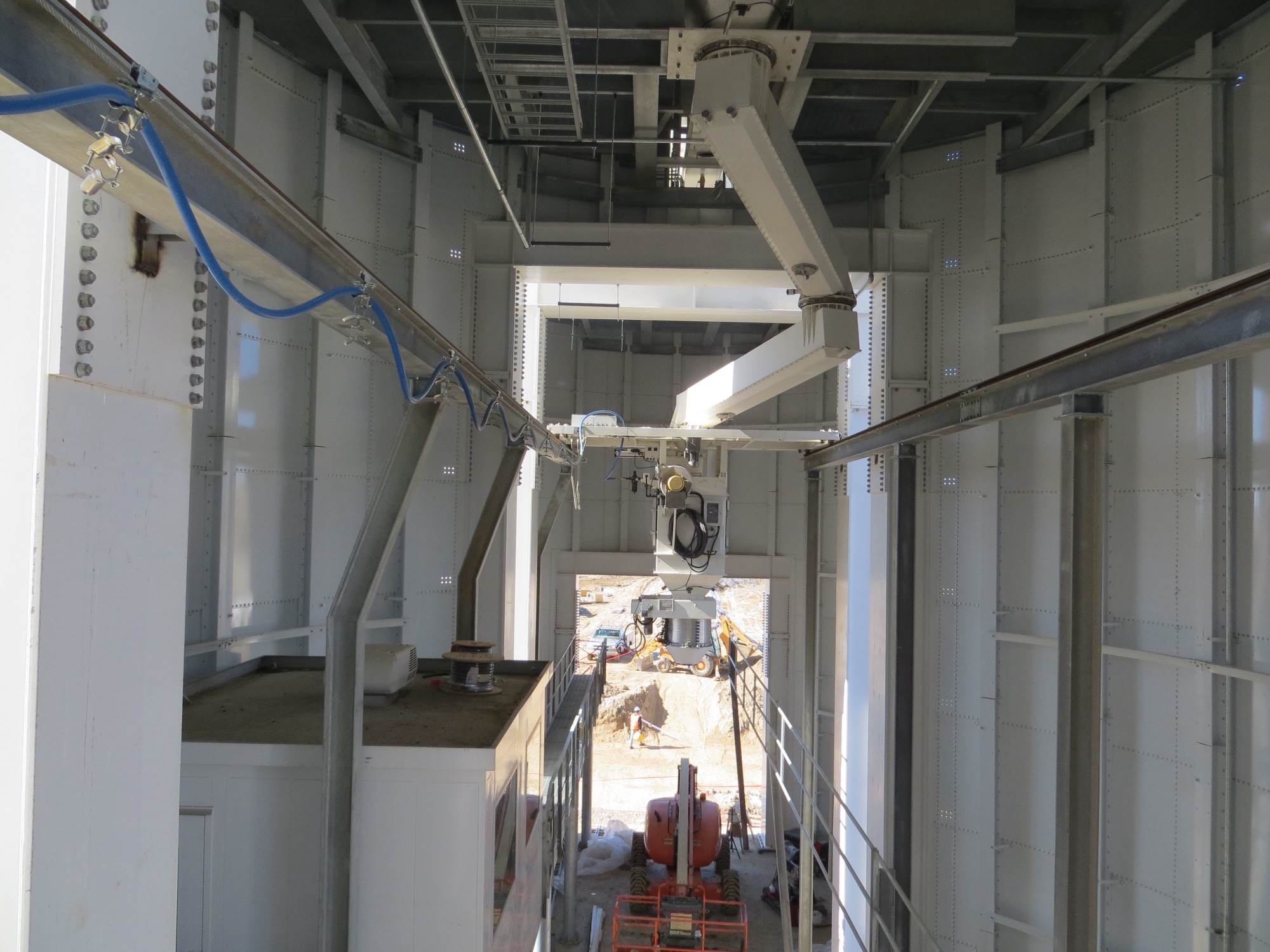 Dense- and dilute-phase pneumatic conveying system transporting powders and pellets